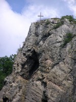 Svatý Jan pod Skalou - vápencový masív (kotýské vápence) s vyhllídkou,  pod vrcholem krasová jeskyně