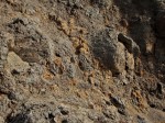 Vrch Homole - alterované bazalty, žlutobílošedé jílovité minerály s cibulovitou odlučností bazaltu
