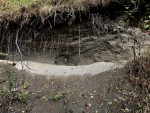 Linhorka - český granát (pyrop) - pohled na vrstvy tufů a xenolity - původní maar byl o 200 až 300 m vyšší