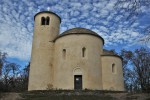 Říp - rotunda sv. Jiří a sv. Vojtěcha na vrcholu kopce - současný stav 