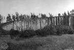 Hradišťský vrch - foto z roku 1954, Česká geologická služba, v levé části lávového proudu zřetelné pruhy od kolísání podzemní vody v období třetihor - lávový proud utuhl v terénní depresi, v současnosti již okolí erodováno, stěna odtěžena