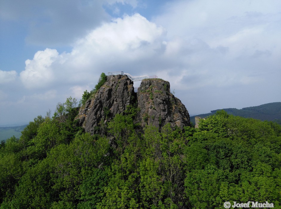 Tolštejn u Jiřetína pod Jedlovou - pohled na znělcový (fonolitový) vrch z dronu
