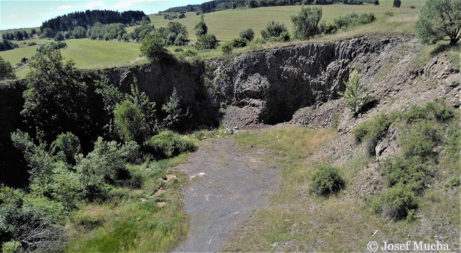 Těšetice - lom - celkový pohled na lom v lávovém proudu z dronu