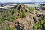 Blšanský chlum - sloupcová odlučnost bazaltu, centrální vrchol - foto z dronu 