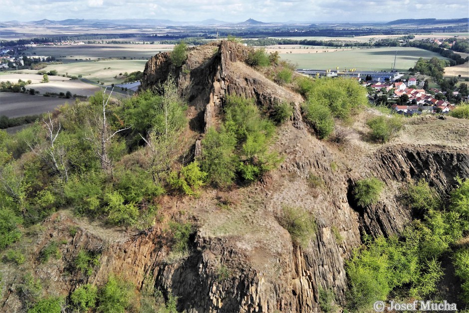 Blšanský chlum - sloupcová odlučnost bazaltu, centrální vrchol - foto z dronu 