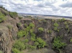 Blšanský chlum - vícesměrná sloupcová odlučnost bazaltu - foto z dronu 