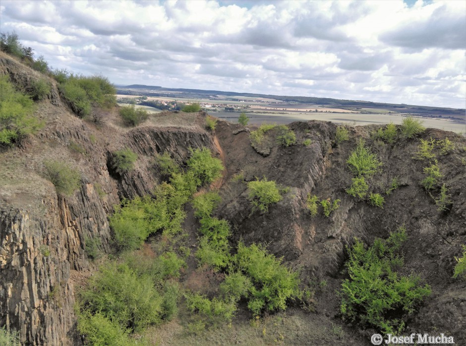 Blšanský chlum - vícesměrná sloupcová odlučnost bazaltu - foto z dronu 