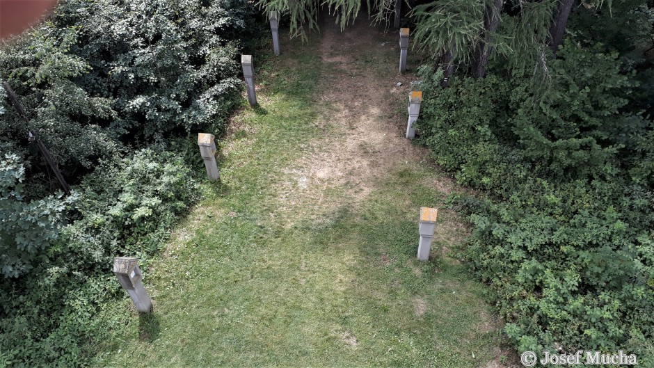 Mařský vrch - rotunda sv. Václava s rozhlednou, cestu na vrchol lemuje křížová cesta - pohled z rozhledny