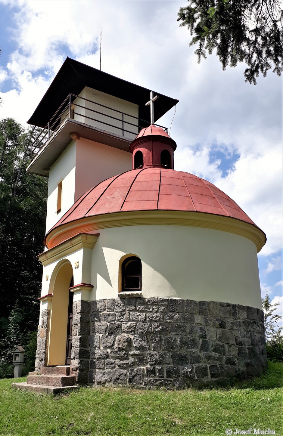 Mařský vrch - rotunda sv. Václava s vystavěnou rozhlednou z roku 1936