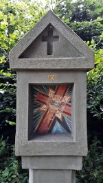 Mařský vrch - rotunda sv. Václava s rozhlednou, křížová cesta - detail IX. zastavení - třetí pád Ježíše Krista pod tíhou kříže