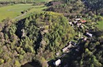 Nečtiny hrad - pohled na vulkanický vrch se zříceninou hradu Preitenstein z výšky - foto Václav Sidorjak, www.pohledyznebe.cz