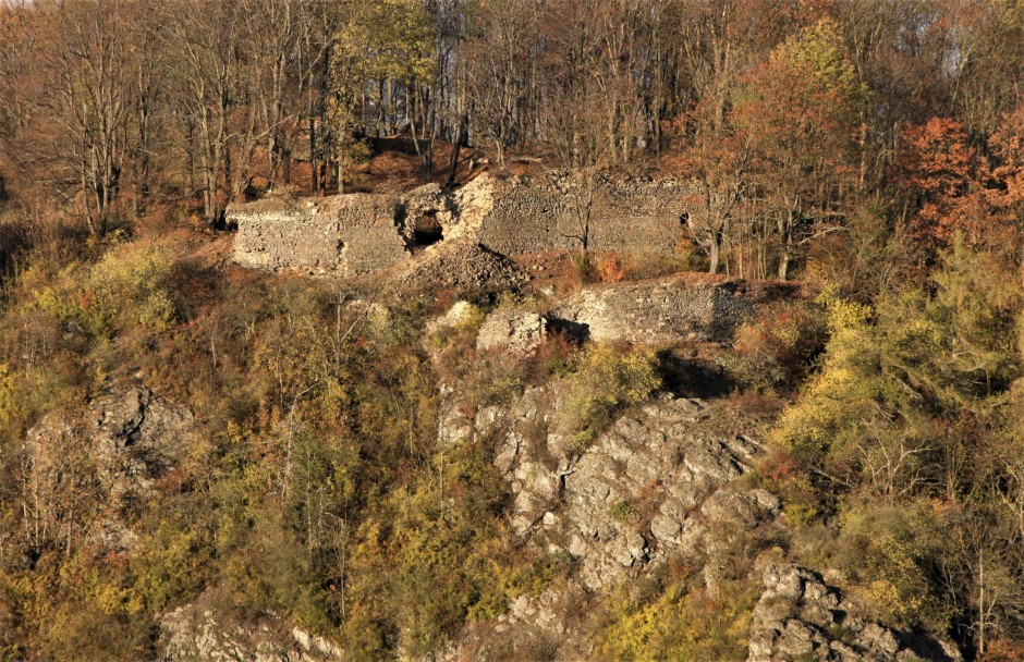 Nečtiny hrad - pohled na vulkanický vrch se zříceninou hradu Preitenstein z výšky, detail - foto Václav Sidorjak, www.pohledyznebe.cz