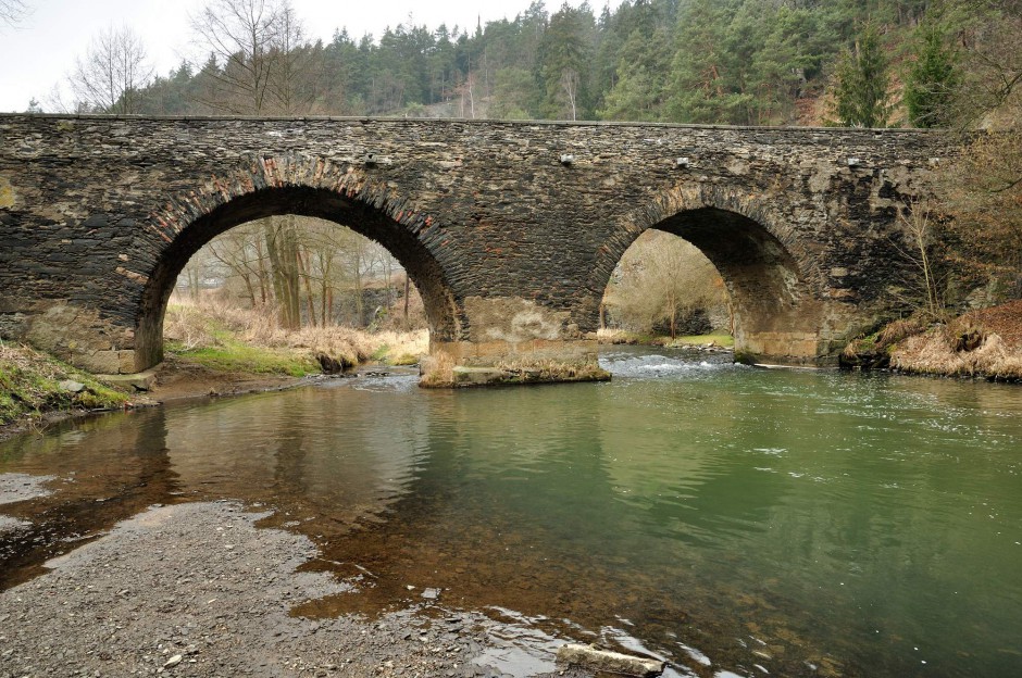 Rabštejn nad Střelou - most přes řeku Střelu (foto Radovan Sýkora), postavený z chloriticko-sericitické břidlice v letech 1335–1340,  je starší než Karlův most v Praze a po píseckém kamenném mostě je druhým nejstarším dochovaným mostem v České republice