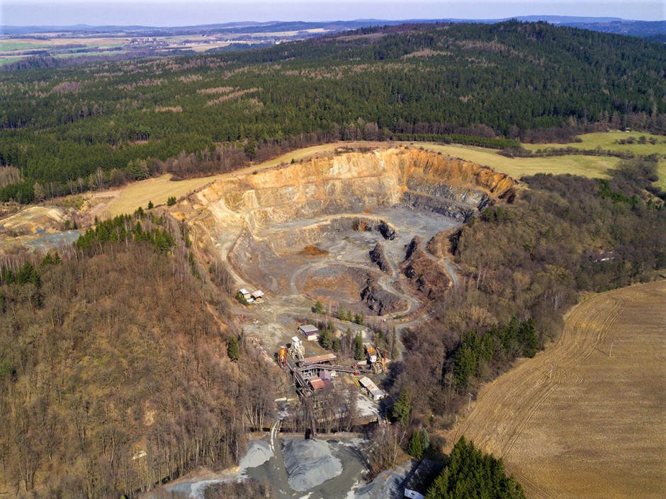 Kokšín - mítovský lom, v pozadí vrchol bývalého vulkánu, foto Petr Vítek