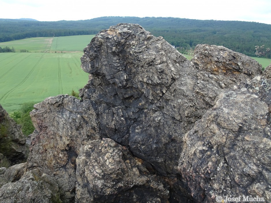 Hudlická skála - vrcholová část značně skály - silicit (buližník) - stáří více než 600 mil. let