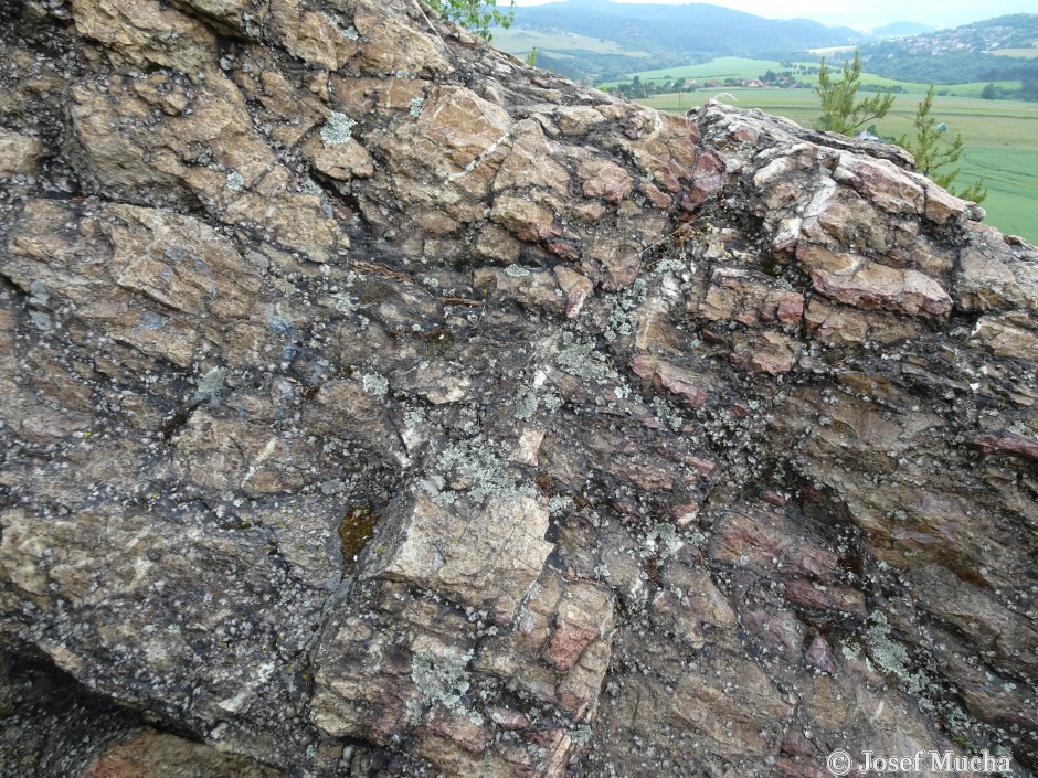 Hudlická Skála - tektonicky porušený skalní masiv - druhotné vyhojení tektonických poruch hydrotermálním křemenem