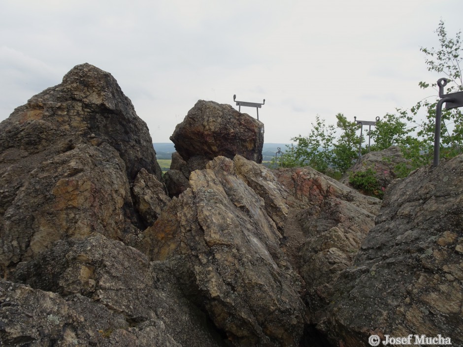 Hudlická skála - vrcholová část skalního hřbetu