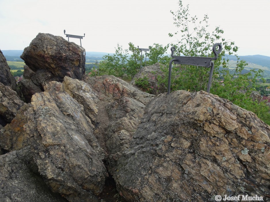 Hudlická skála - vrcholová část skalního hřbetu - instalované průhledy na významné body v okolí