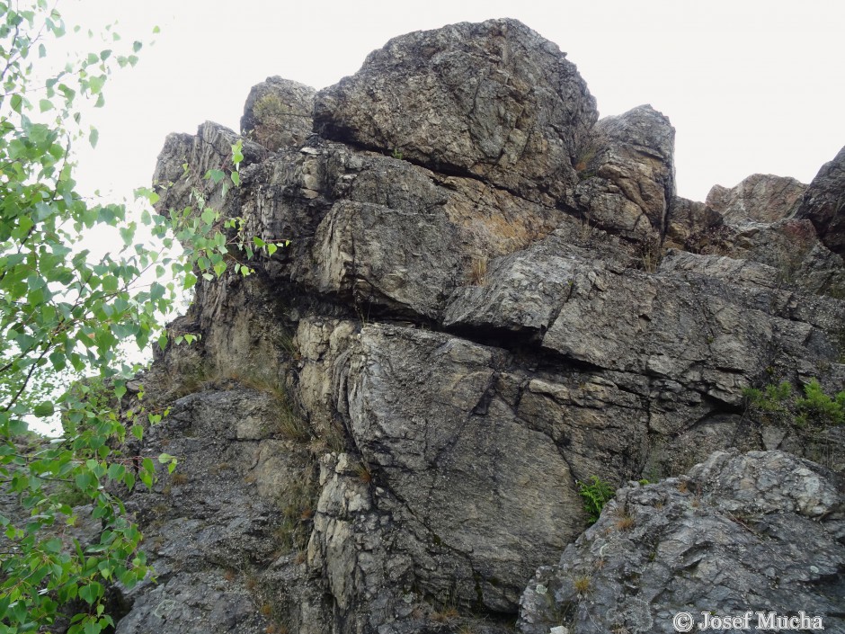 Hudlická skála - rozpukaný skalní masiv