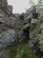 Hudlická skála - vrcholová část značně tektonicky porušeného skalního masivu