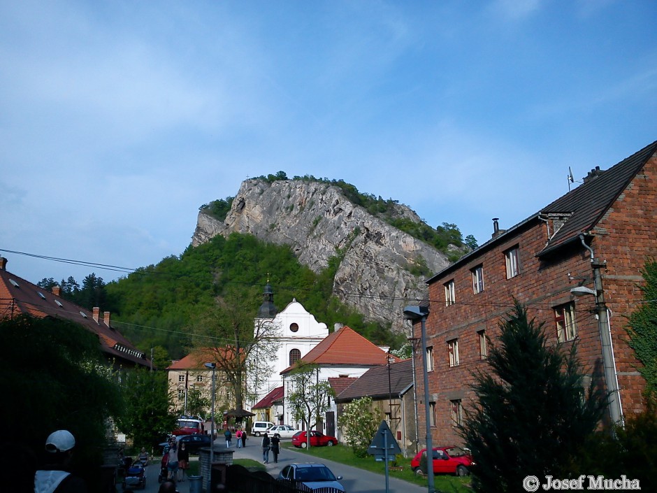 Svatý Jan pod Skalou - devonský vápencový masív  (kotýské vápence) s vyhlídkou a klášterem