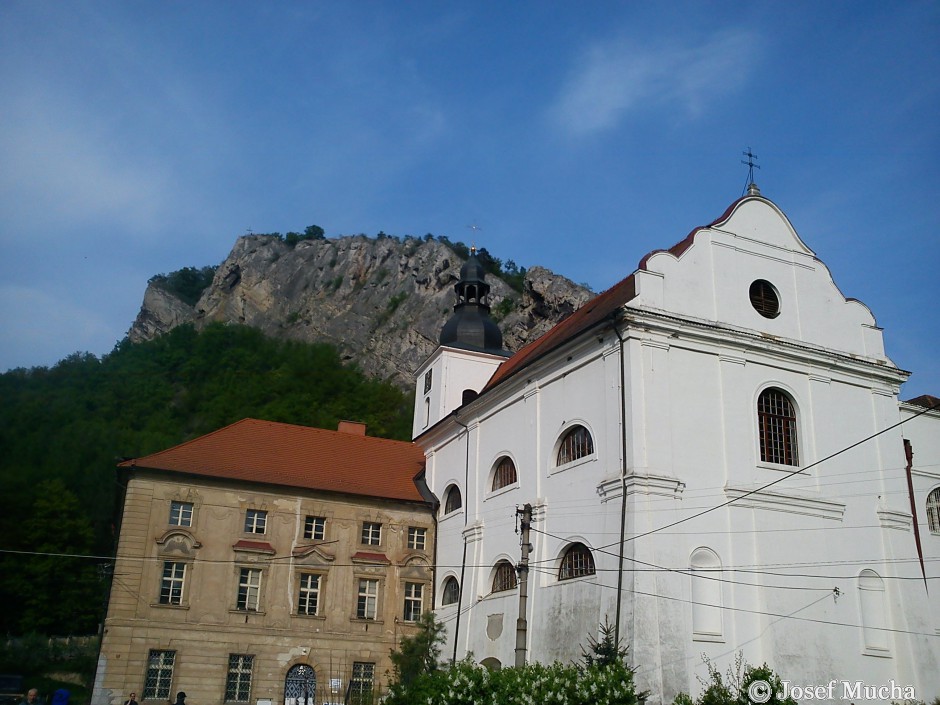 Svatý Jan pod Skalou - devonský vápencový masív s vyhlídkou a klášterem