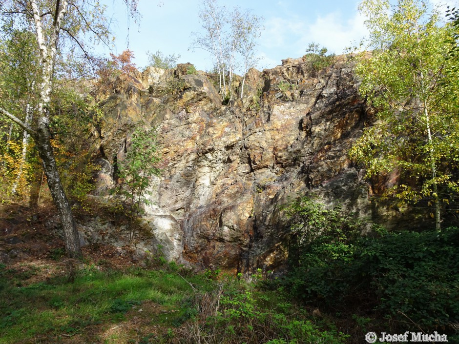 Břasy - vrch Křemenáč - pohled na skalní defilé - celková výška nad okolním terénem 10 až 20 m