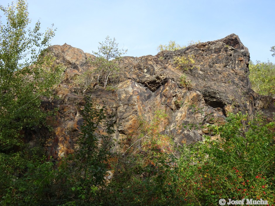 Břasy - vrch Křemenáč - pohled na skalní defilé - celková výška nad okolním terénem 10 až 20 m