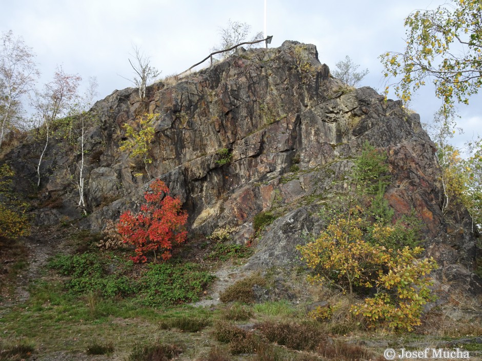 Břasy - vrch Křemenáč - vrcholová část skalního hřbetu s vyhlídkou - detail tektonického porušení silicitu