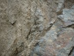Lom Hvízdalka u Domažlic - žíla aplitu - detail - vpravo dvojslídný svor, vlevo hornina aplit 