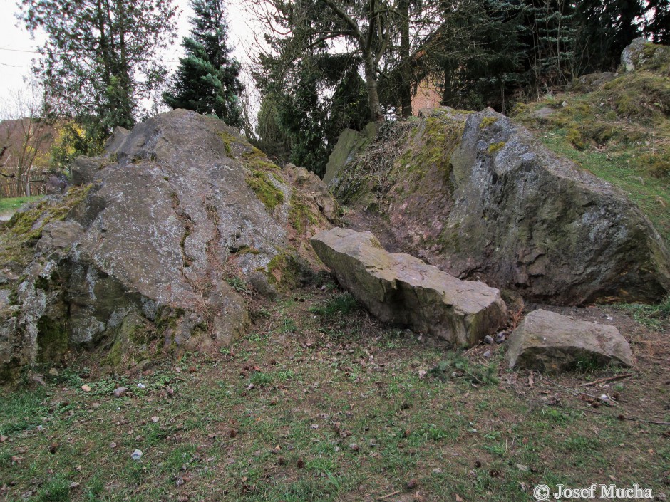 Radoušova skalka - Starý Plzenec - v minulosti byl skalnatý hřbet větší, ale byl odtěžen lomem