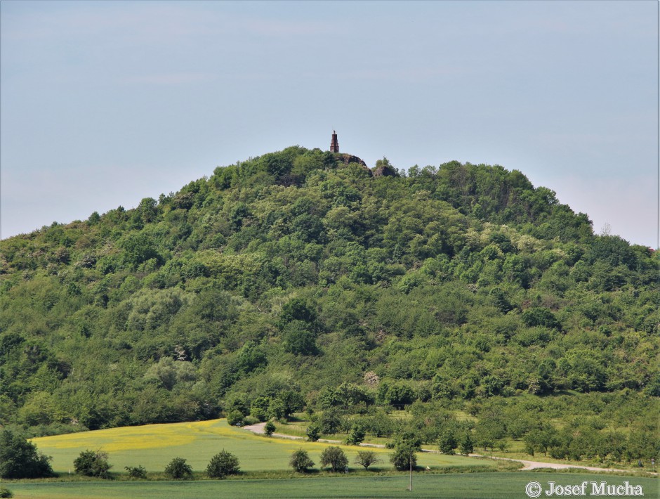 Veliš - vulkán a hrad u Jičína - celkový pohled od Jičína