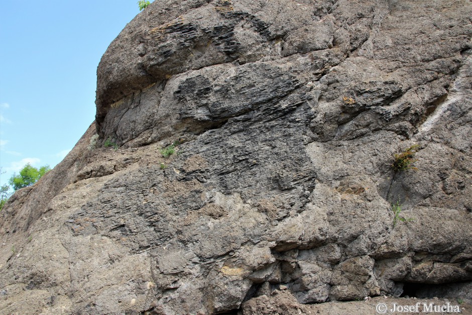 Veliš - vulkán a hrad u Jičína - zbytky tmavého bazanitu na stěně z vulkanického tufu