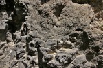 Veliš - vulkán a hrad u Jičína - zbytky tmavého bazanitu na stěně z vulkanického tufu