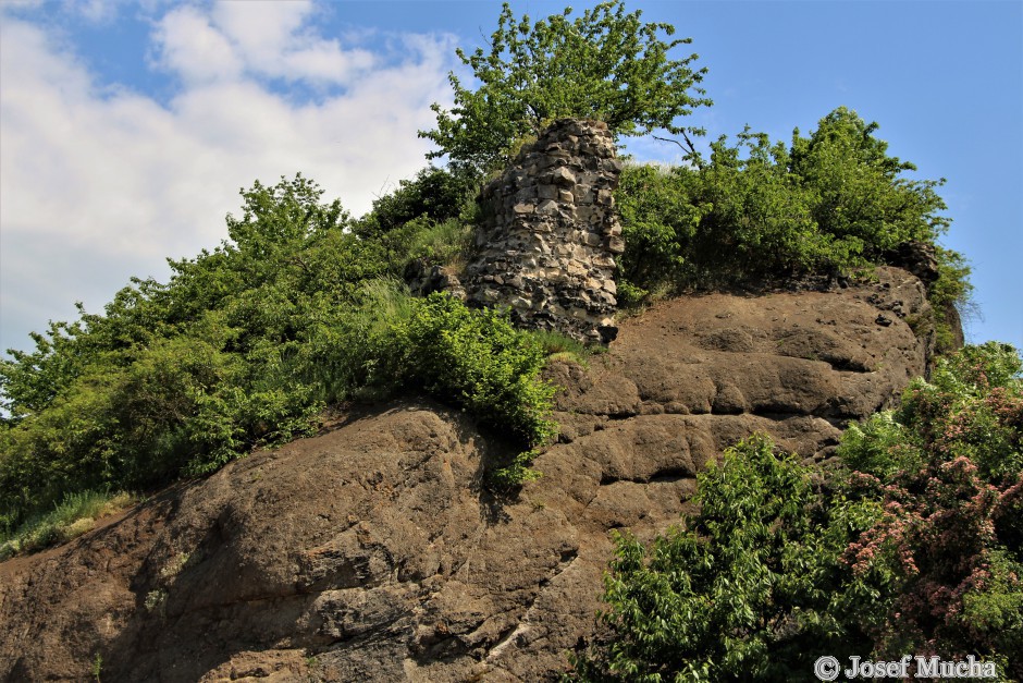 Veliš - vulkán a hrad u Jičína - malé zbytky zdí z královského hradu