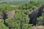 Veliš - vulkán a hrad u Jičína - odkryté stěny navršeného vulkanického tufu, kompaktní bazanit byl odtěžen