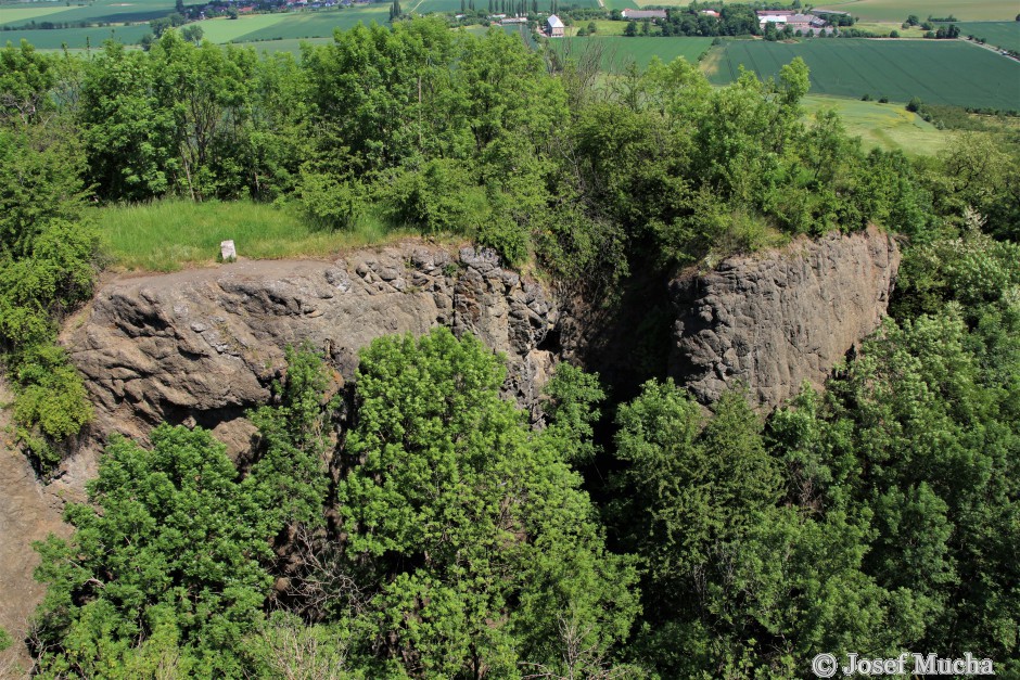 Veliš - vulkán a hrad u Jičína - odkryté stěny navršeného vulkanického tufu, kompaktní bazanit byl odtěžen