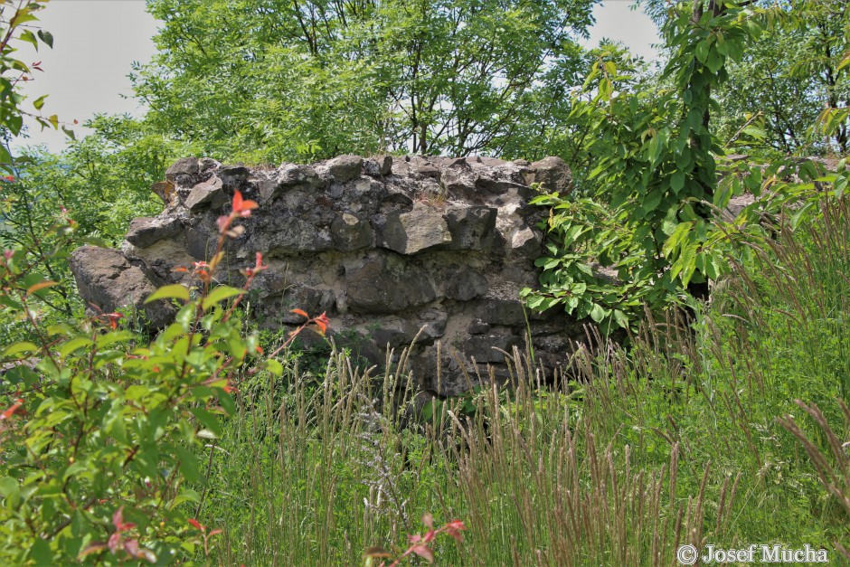 Veliš - vulkán a hrad u Jičína - malé zbytky zdí z královského hradu