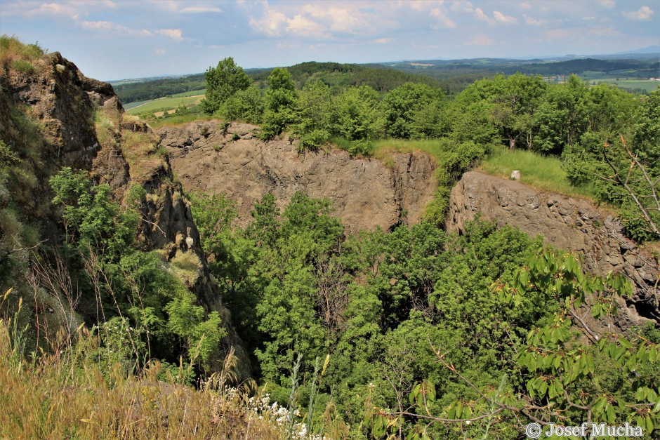 Veliš - vulkán a hrad u Jičína - odkryté stěny navršeného vulkanického tufu, kompaktní bazanit byl odtěžen - hloubka průrvy přes 30 metrů