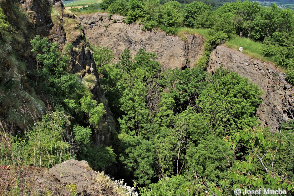 Veliš - vulkán a hrad u Jičína - odkryté stěny navršeného vulkanického tufu, kompaktní bazanit byl odtěžen - hloubka průrvy přes 30 metrů