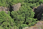 Veliš - vulkán a hrad u Jičína - odkryté stěny navršeného vulkanického tufu, kompaktní bazanit byl odtěžen - hloubka průrvy přes 30 metrů