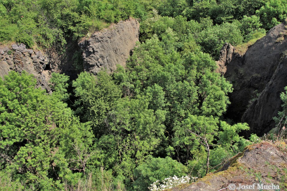 Veliš - vulkán a hrad u Jičína - odkryté stěny navršeného vulkanického tufu, kompaktní bazanit byl odtěžen - hloubka průrvy přes 30 metrů