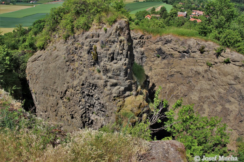 Veliš - vulkán a hrad u Jičína - odkryté stěny navršeného vulkanického tufu, kompaktní bazanit byl odtěžen - hloubka průrvy přes 30 metrů