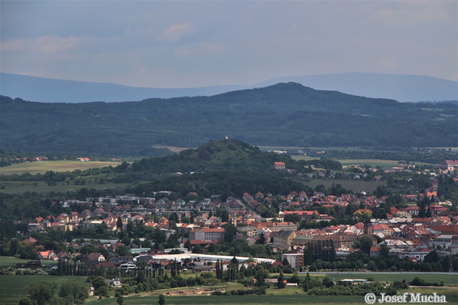 Veliš - vulkán a hrad u Jičína - pohled na město Jičín s vrcholem vulkánu Zebín - s kapličkou sv. Maří Magdalény