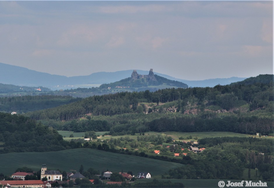 Veliš - vulkán a hrad u Jičína - pohled na další vulkán Českého ráje - hrad Trosky