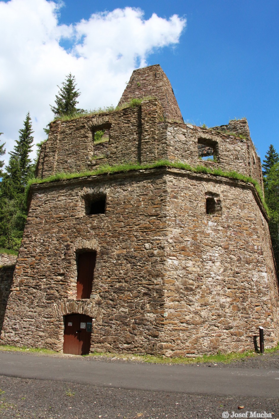 Vápenka u Kovářské - pohled na kamenný objekt se šachtovou pecí