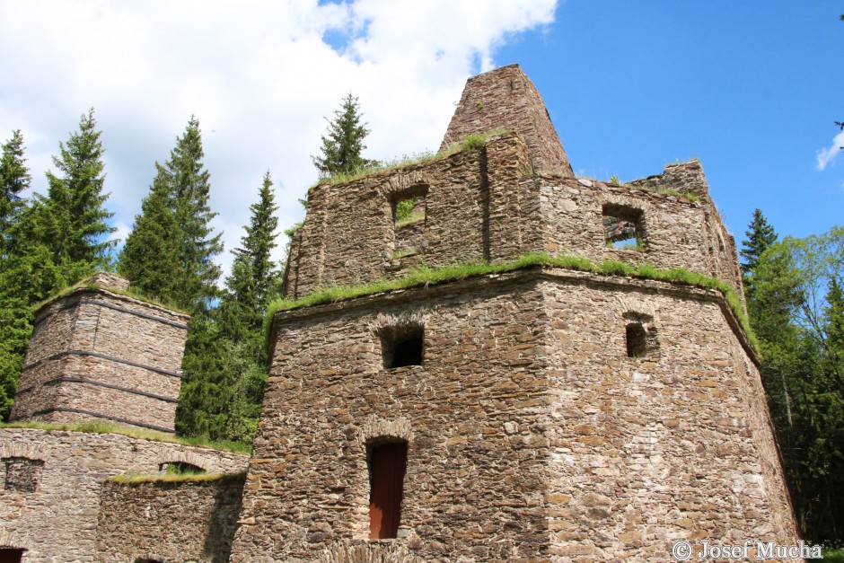 Vápenka u Kovářské - pohled na kamenný objekt se šachtovou pecí