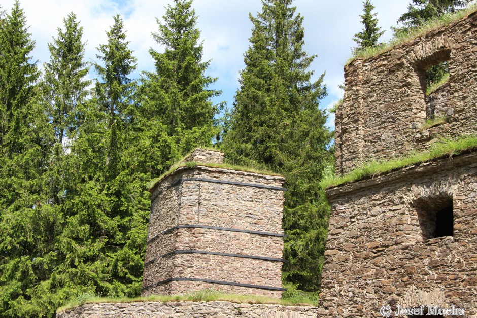 Vápenka u Kovářské - pohled na kamenný objekt se šachtovou pecí