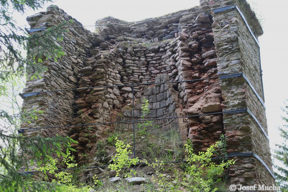 Vápenka u Kovářské - pohled na kamenný objekt se šachtovou pecí - pohled do vnitřní části šachtové pece s vyzděním - detail