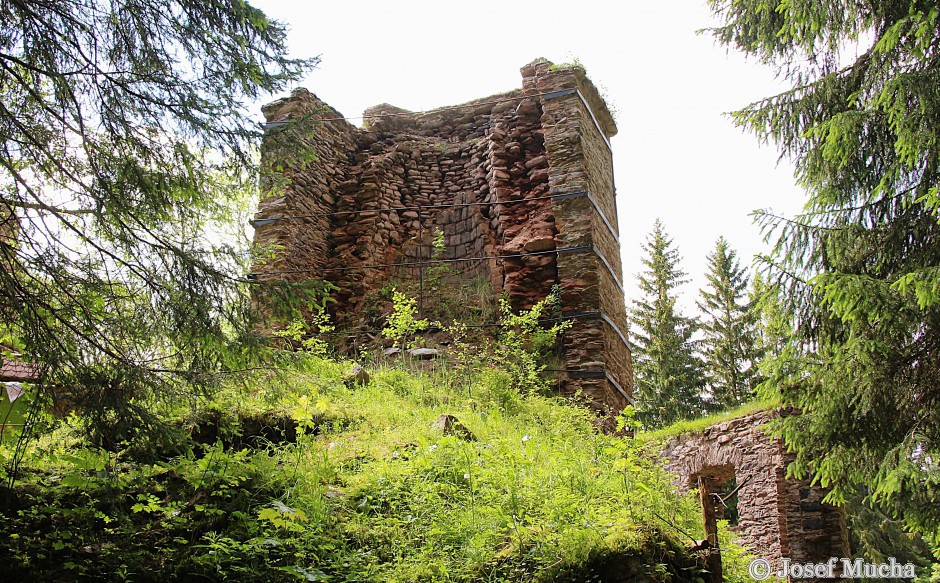 Vápenka u Kovářské - pohled na kamenný objekt se šachtovou pecí - pohled do vnitřní části šachtové pece s vyzděním
